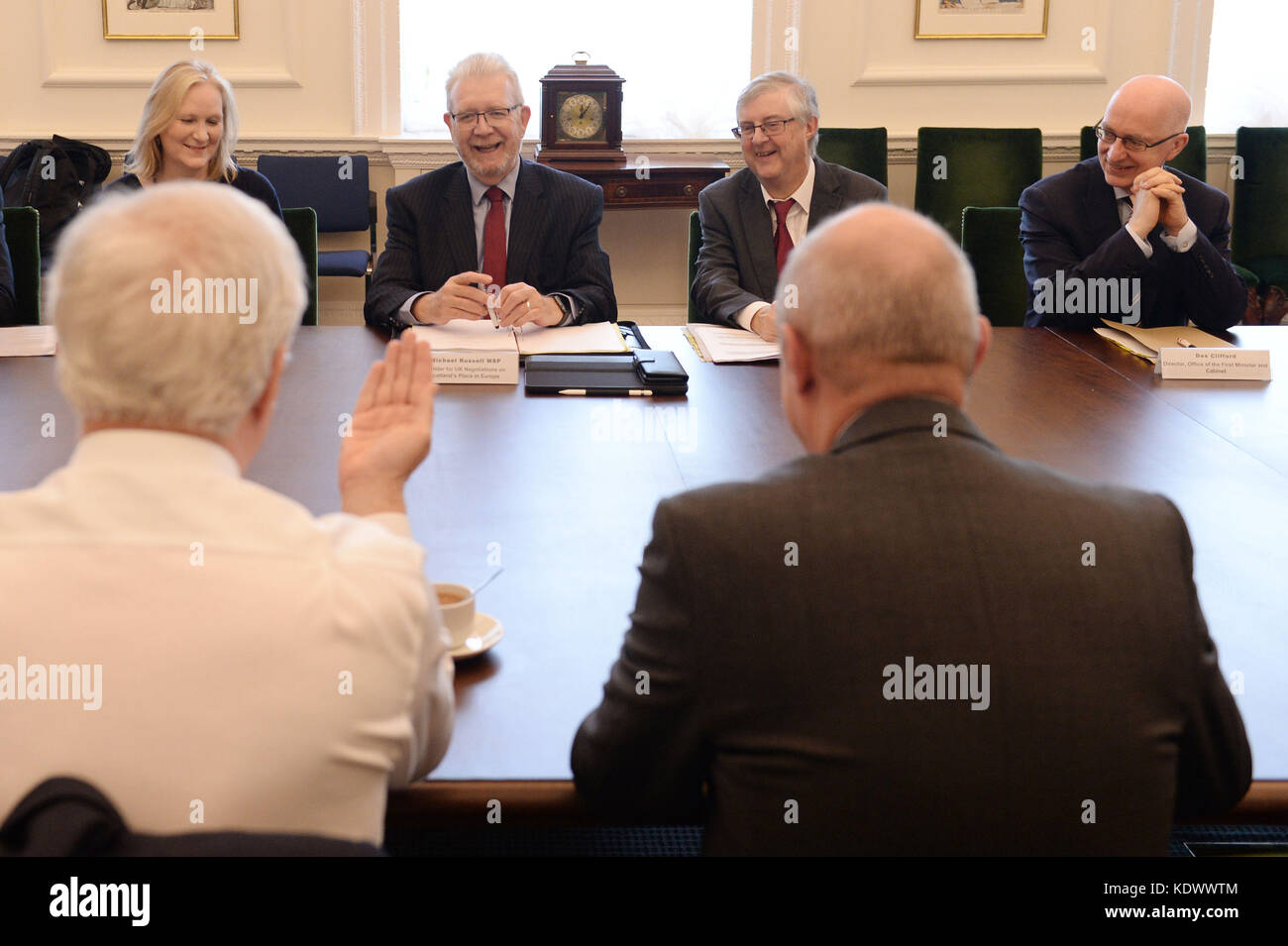 Mark Drakeford AM, le secrétaire du Cabinet aux Finances et aux gouvernements locaux (deuxième à droite) et le ministre écossais du Brexit Michael Russell (deuxième à gauche) rencontrent le premier secrétaire d'État Damian Green (premier plan à droite) et le secrétaire du Brexit David Davis (premier plan à gauche) lors d'un Conseil ministériel conjoint sur le Brexit au Cabinet Office de Londres. Banque D'Images