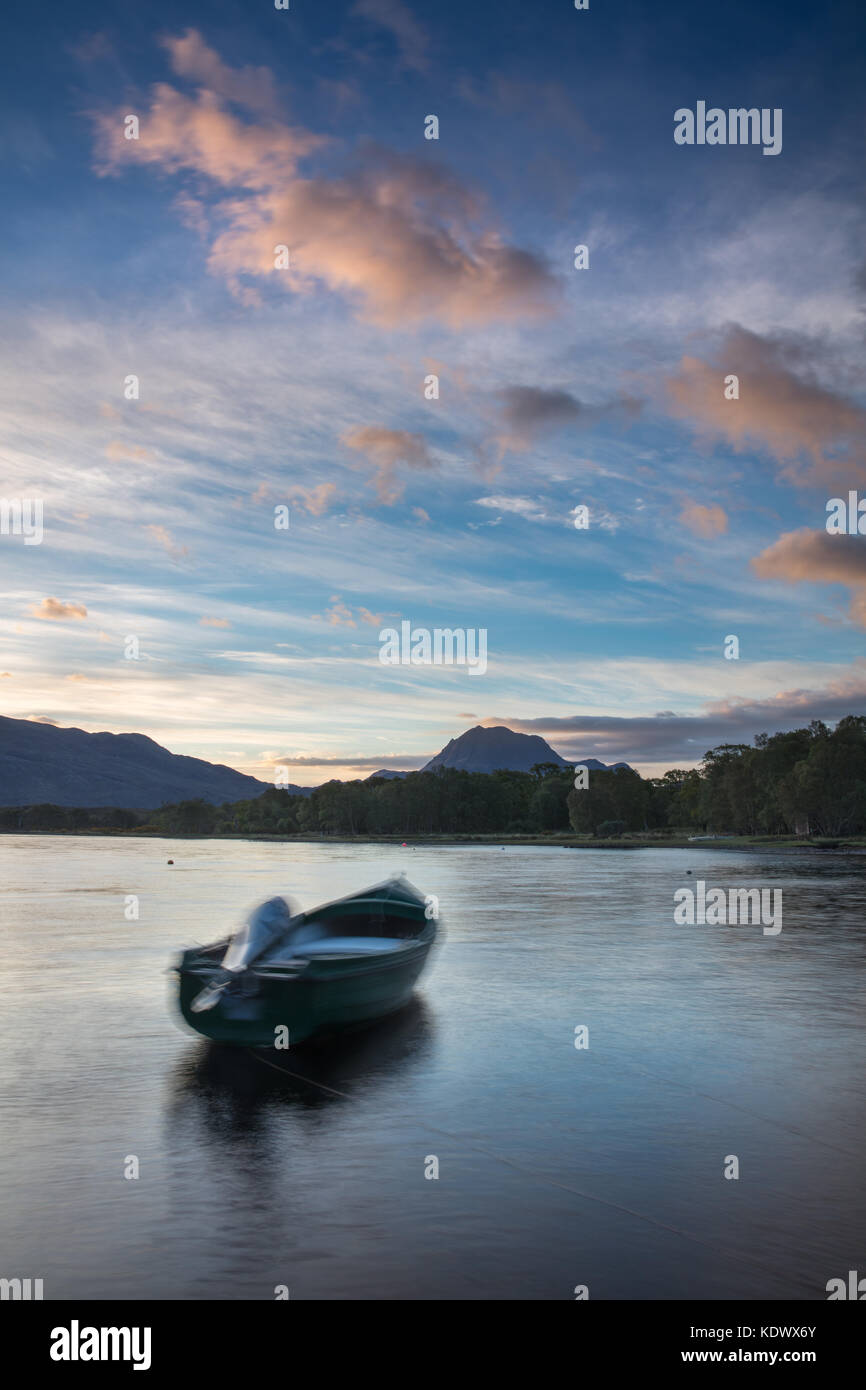 Aube naître sur un bateau amarré sur le Loch Maree, avec Slioch au-delà, Wester Ross, Scotland Banque D'Images