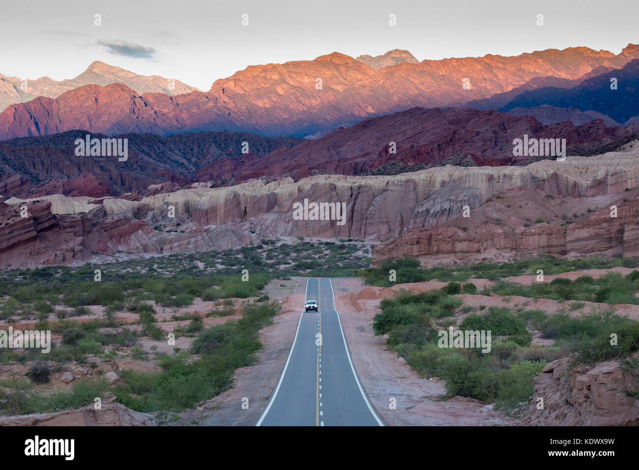 Une voiture sur la route à la Quebrada de la Conches, Valles Calchaquies, la province de Salta, Argentine Banque D'Images