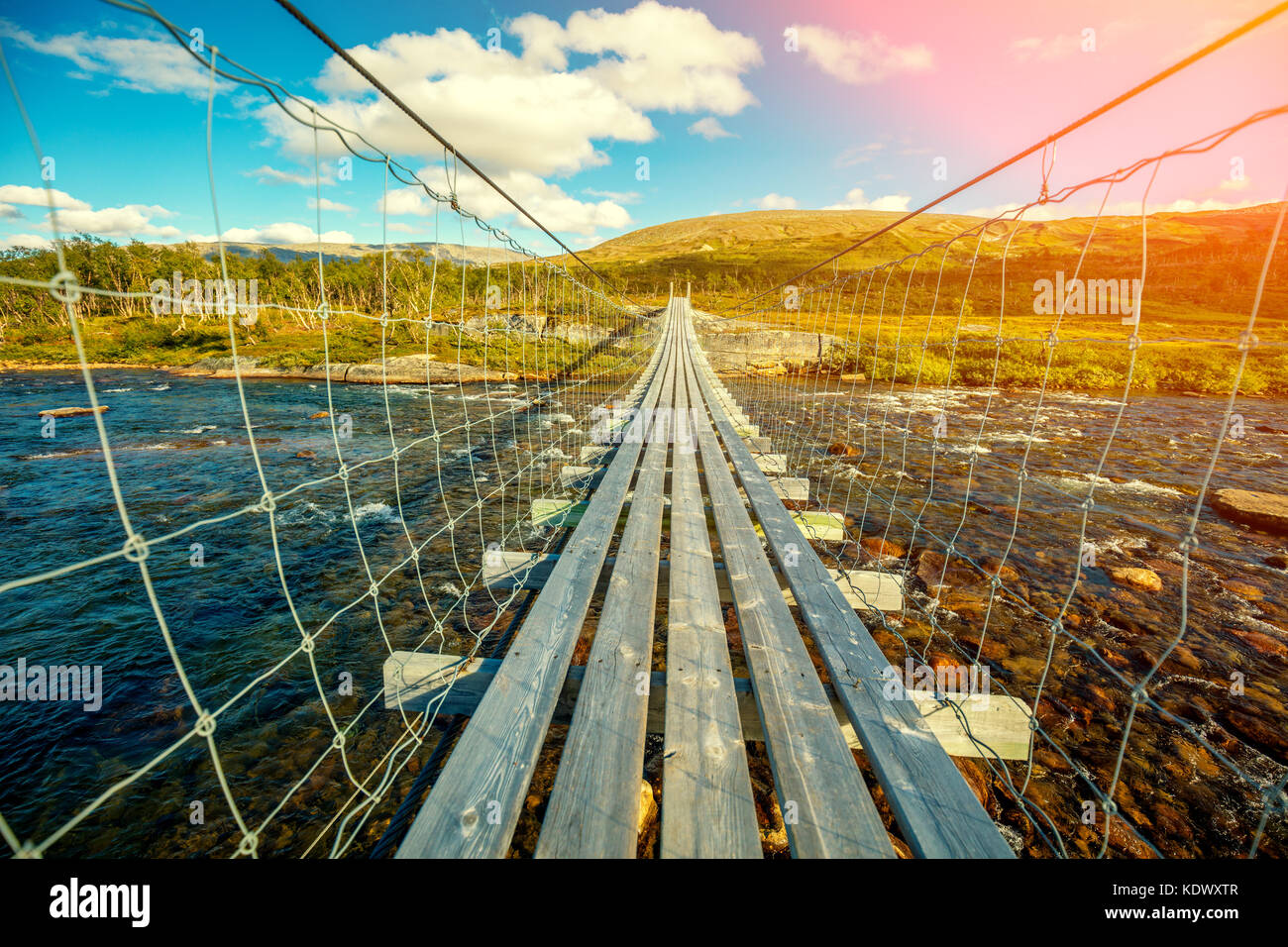 Pont suspendu au-dessus d'une montagne river Banque D'Images
