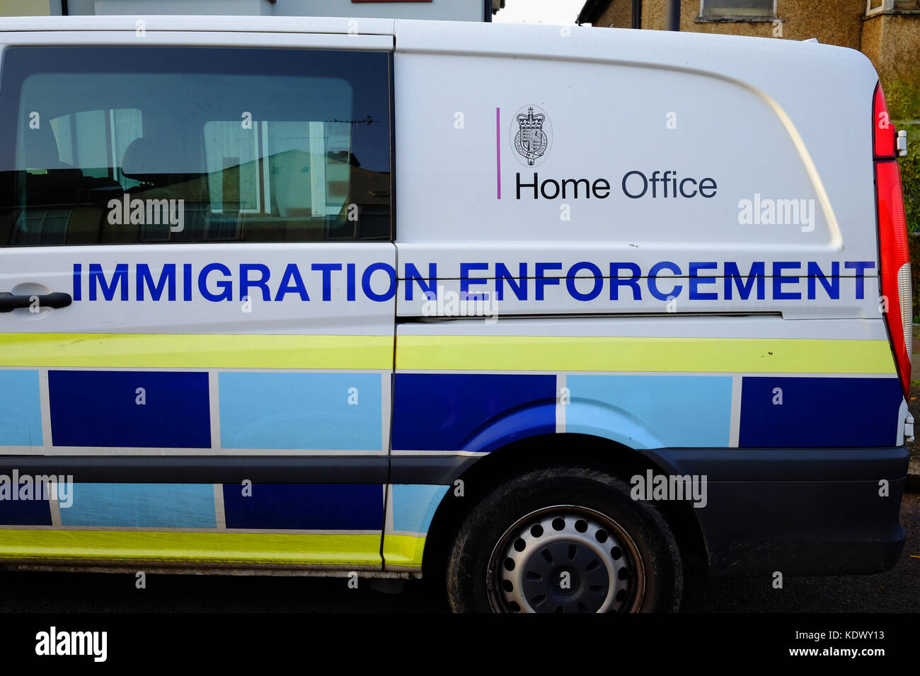 UK Home Office d'immigration van en devoir dans des raids aériens de la herse Banque D'Images