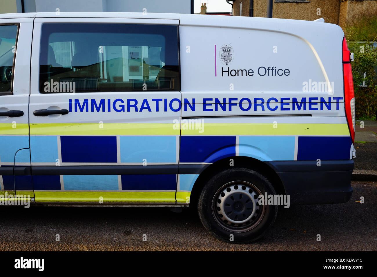 UK Home Office d'immigration van en devoir dans des raids aériens de la herse Banque D'Images