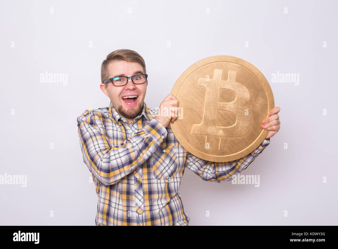 Bitcoin fou amoureux avec des pièces d'or et d'argent par des yeux, funny miner avec coins Banque D'Images