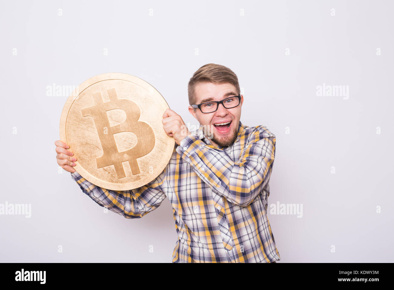 Bitcoin fou amoureux avec des pièces d'or et d'argent par des yeux, funny miner avec coins Banque D'Images
