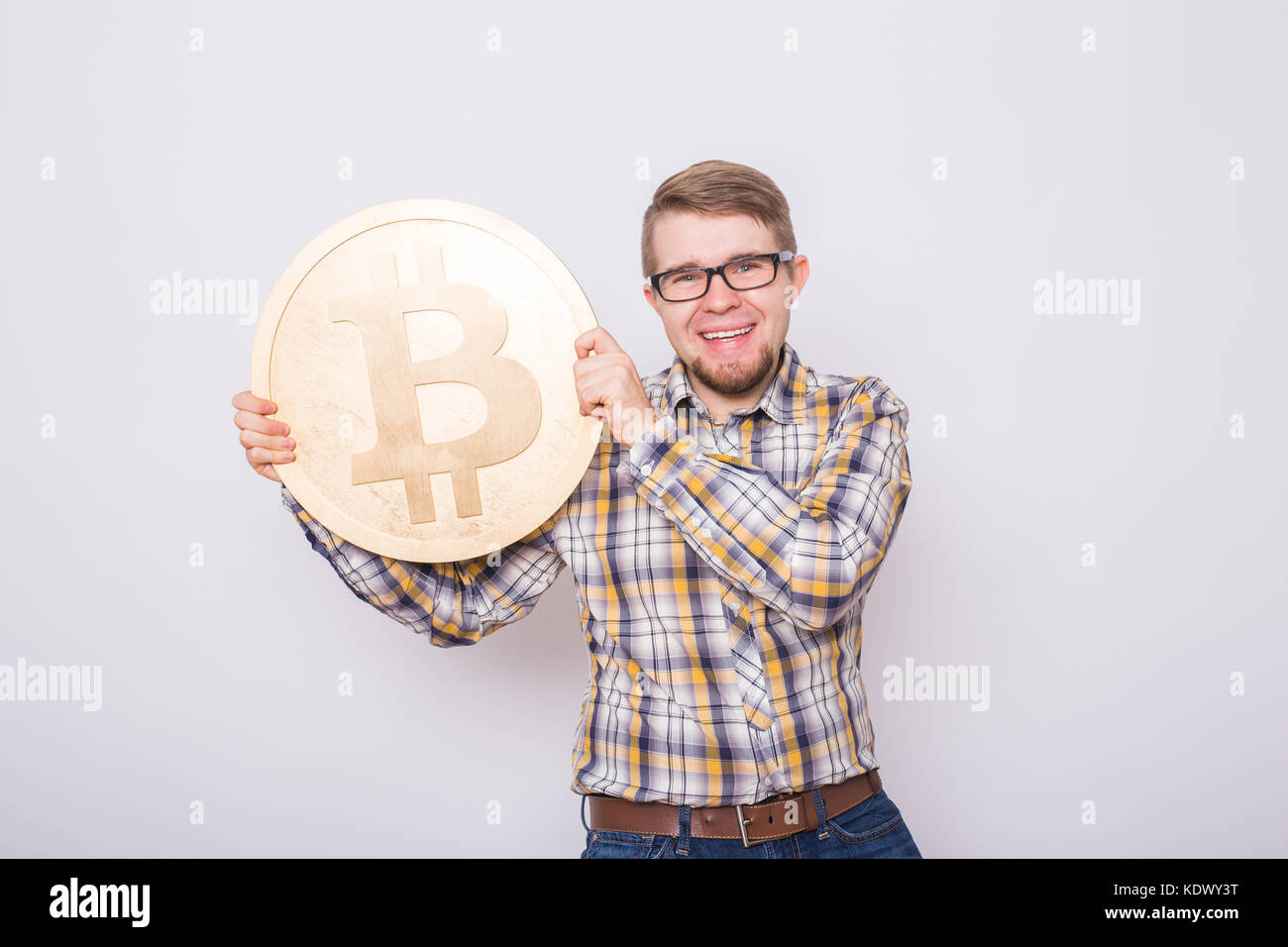 Bitcoin fou amoureux avec des pièces d'or et d'argent par des yeux, funny miner avec coins Banque D'Images
