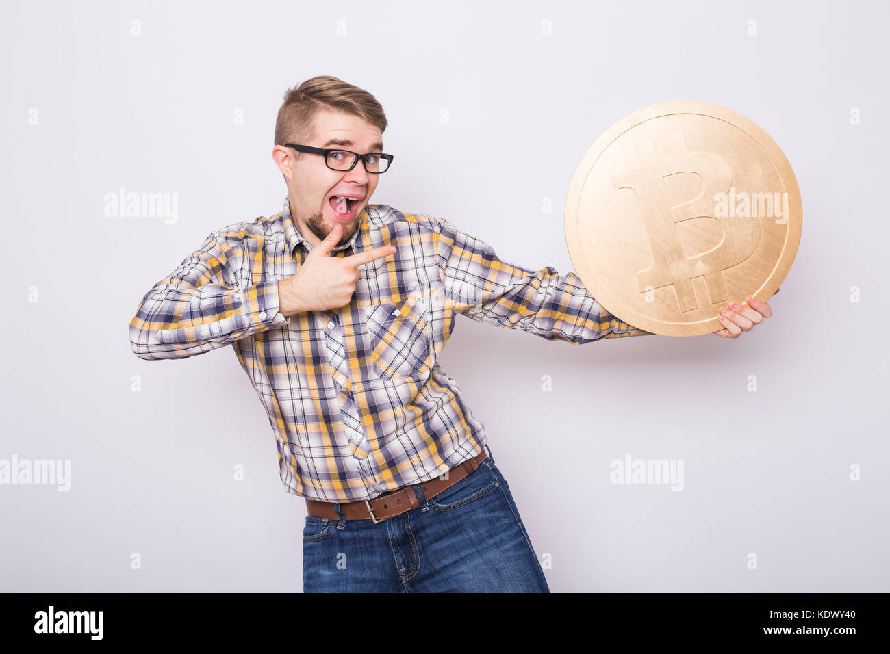 Bitcoin fou amoureux avec des pièces d'or et d'argent par des yeux, funny miner avec coins Banque D'Images
