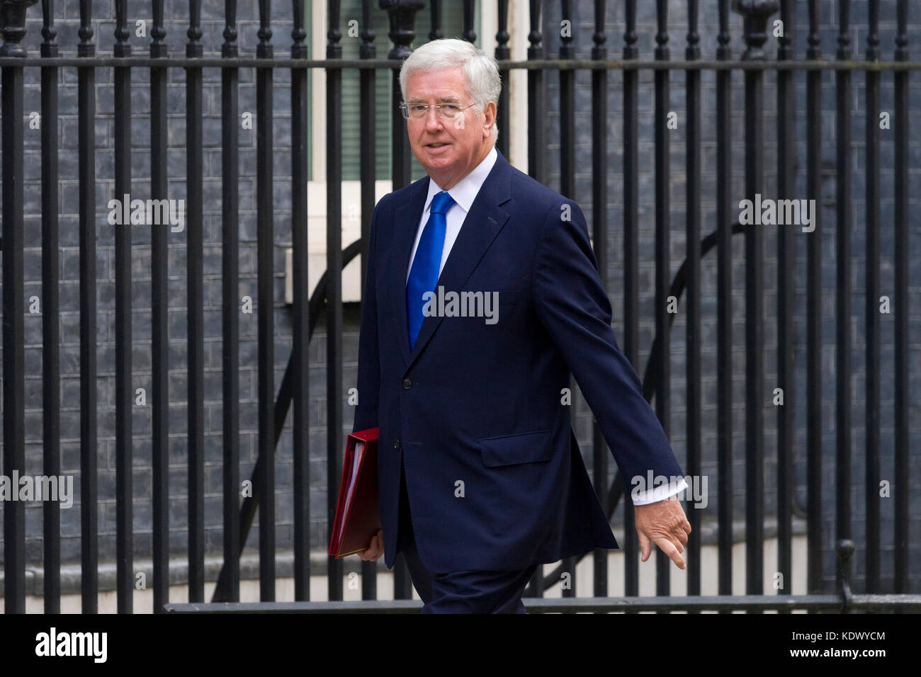 Sir Michael FALLON KCB MP, Secrétaire d'État à la défense de participer à une réunion du cabinet de 2,5 heures au 10 Downing Street, Londres, d'entendre parler de Theresa Banque D'Images