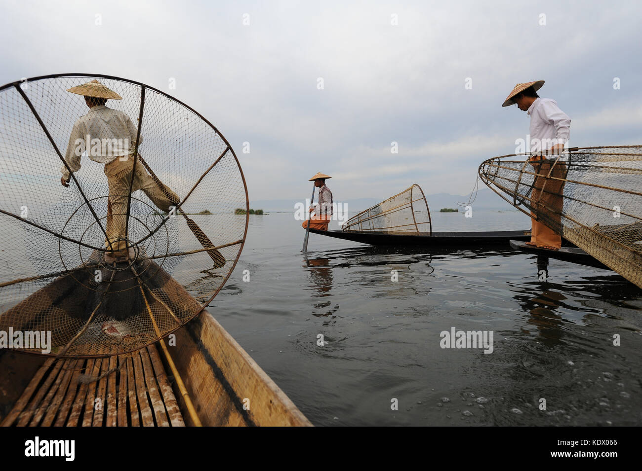 05.03.2014, Nyaung Shwe, République de l'Union du Myanmar, en Asie - Trois rameurs unijambistes traditionnels sont considérés la pêche sur le lac Inle. Banque D'Images