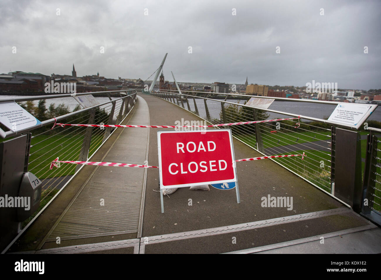 Un panneau de fermeture sur le pont de la paix à Londonderry, alors que l'ouragan Ophelia frappe le Royaume-Uni et l'Irlande avec des rafales allant jusqu'à 80 km/h. Banque D'Images