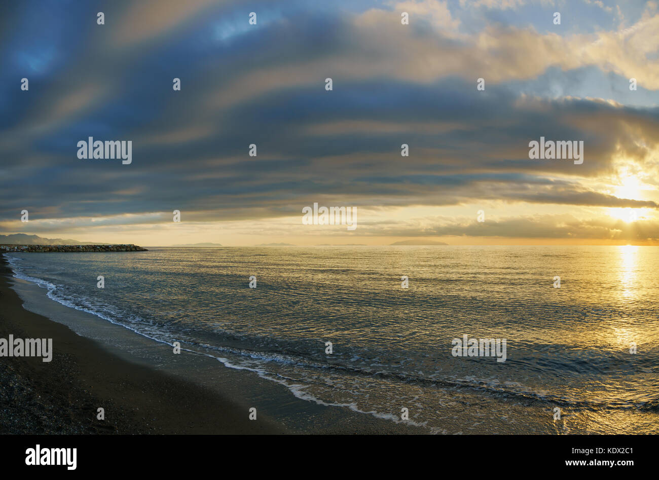 Plage côte de la Maremme et de l'île d'Elbe sur l'horizon.. l'heure du coucher du soleil sur la mer méditerranée, Cecina, Toscane, Italie, Europe. Banque D'Images Plage côte de la Maremme et de l'île d'Elbe sur l'horizon.. l'heure du coucher du soleil sur la mer méditerranée, Cecina, Toscane, Italie, Europe. Banque D'Images