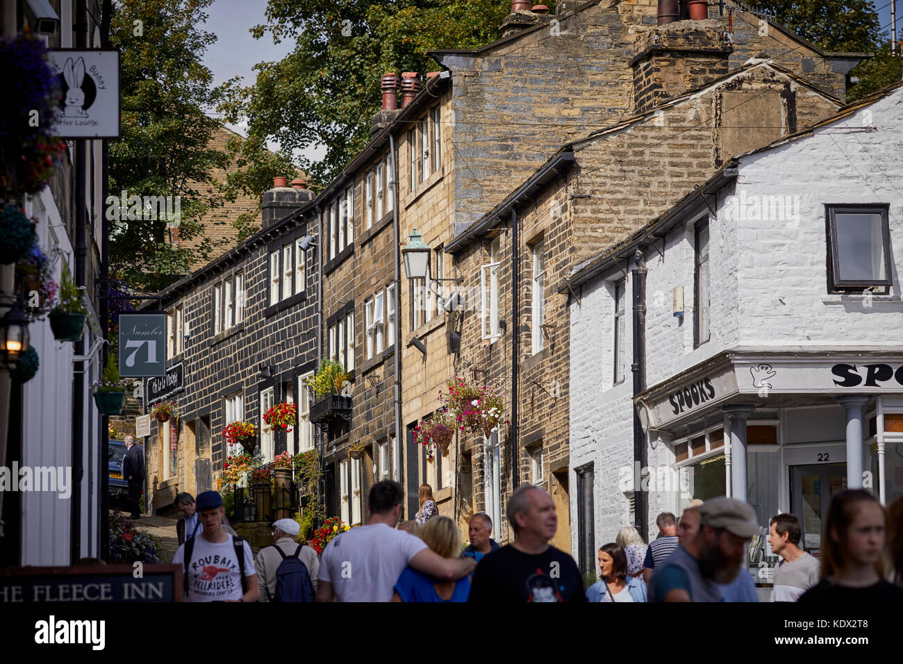 Pennines village, Haworth dans le West Yorkshire, Angleterre. chalets et les entreprises sur l'abrupte Rue principale Banque D'Images