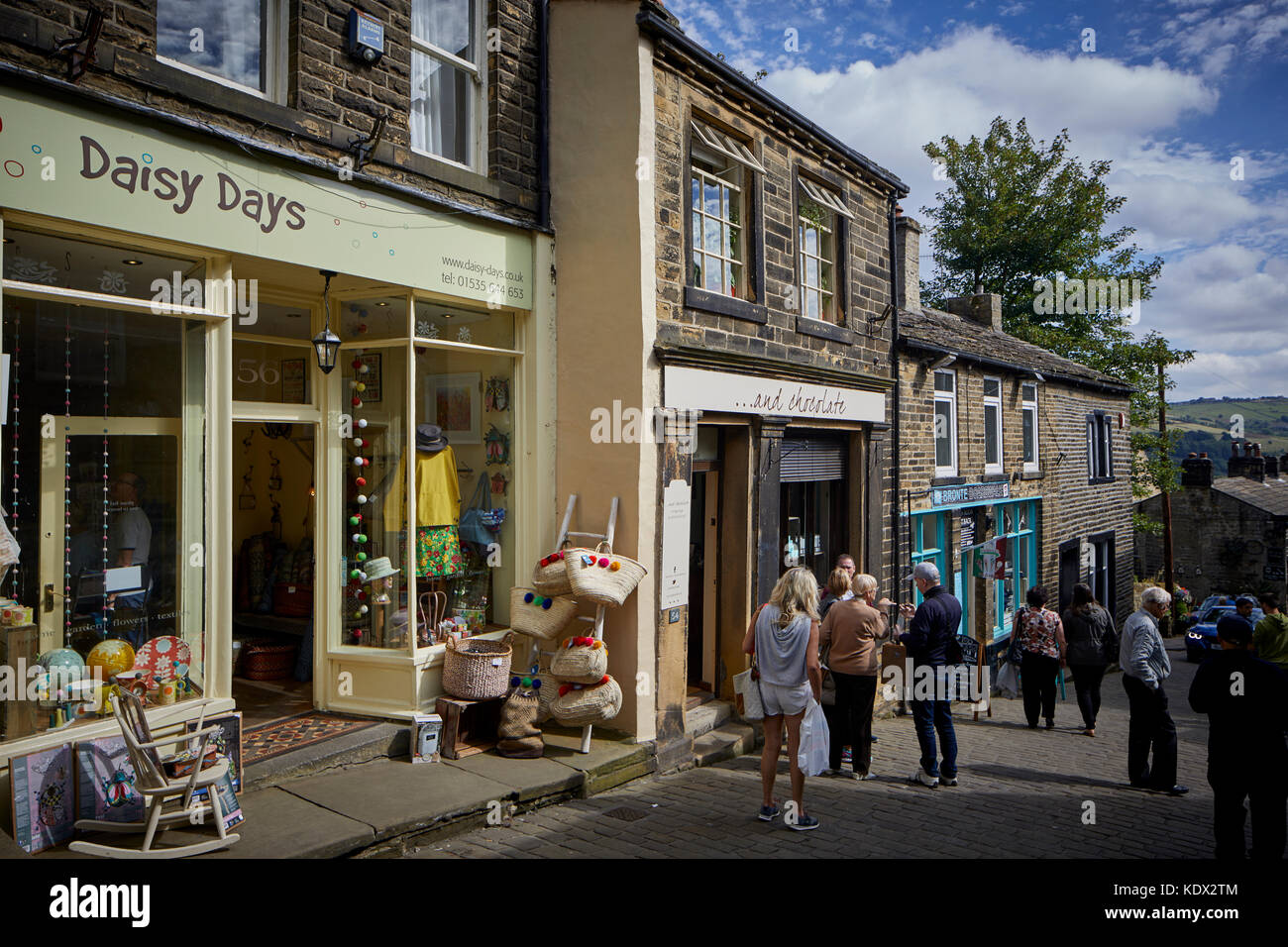 Pennines village, Haworth dans le West Yorkshire, Angleterre. chalets et les entreprises sur l'abrupte Rue principale Banque D'Images