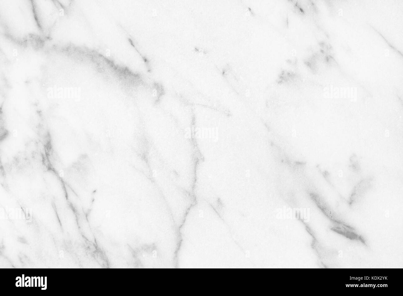 Le marbre blanc de Carrare lumière naturelle pour salle de bains ou cuisine de comptoir blanc. Texture haute résolution et le motif. Banque D'Images