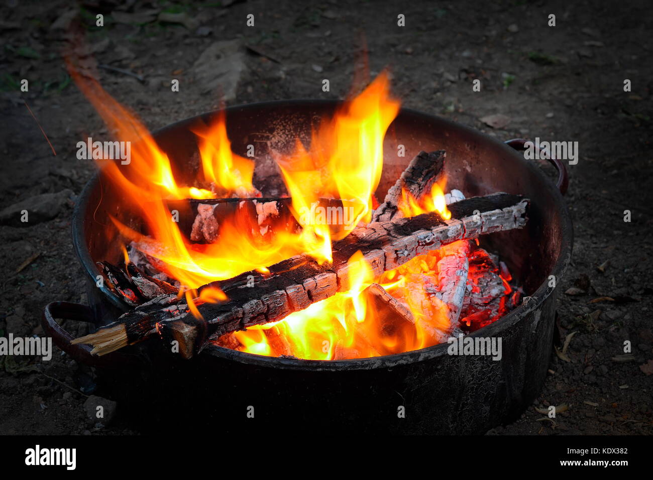 Feu de camp en plein air dans un pot pour le barbecue Banque D'Images