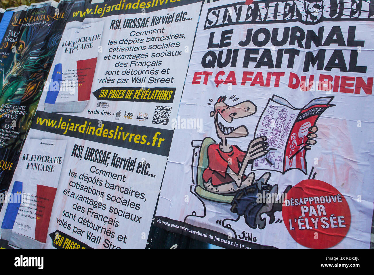 Publicité pour le journal satirique français 'Sine Mensuel', Paris, France Banque D'Images