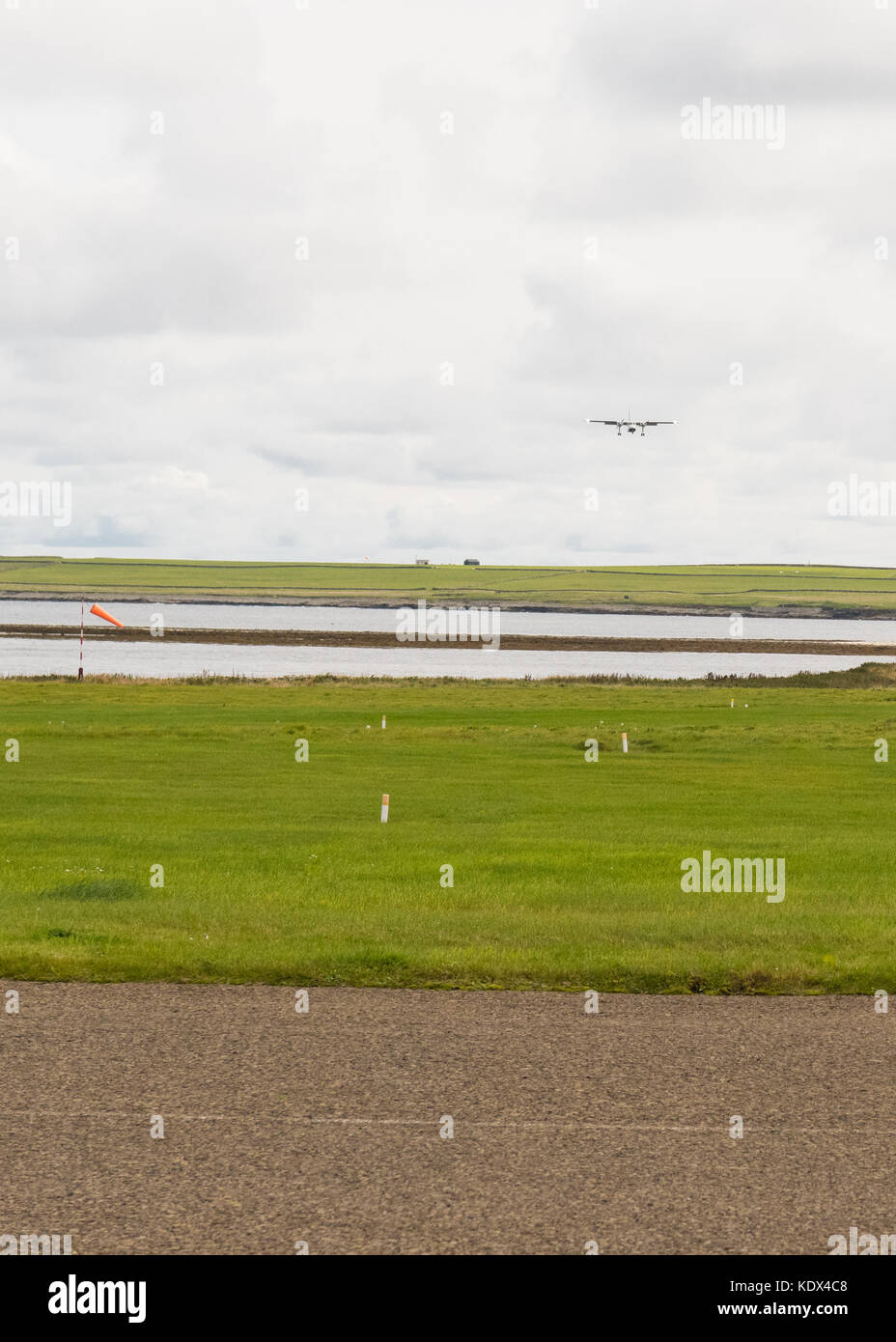 L'avion de Loganair qui vole vers l'aéroport de Westray depuis l'aéroport de Papa Westray à l'horizon, Orkney Islands, Ecosse, Royaume-Uni Banque D'Images