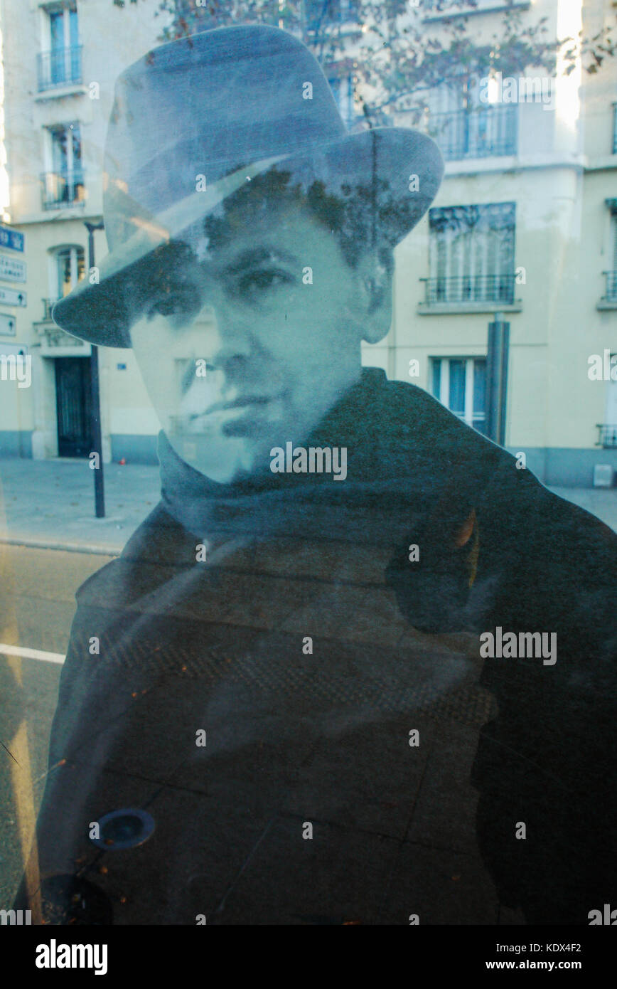 Un portrait de Jean Moulin, installé à la station de tramway t3, rend hommage à la résistance française, , Paris, France Banque D'Images