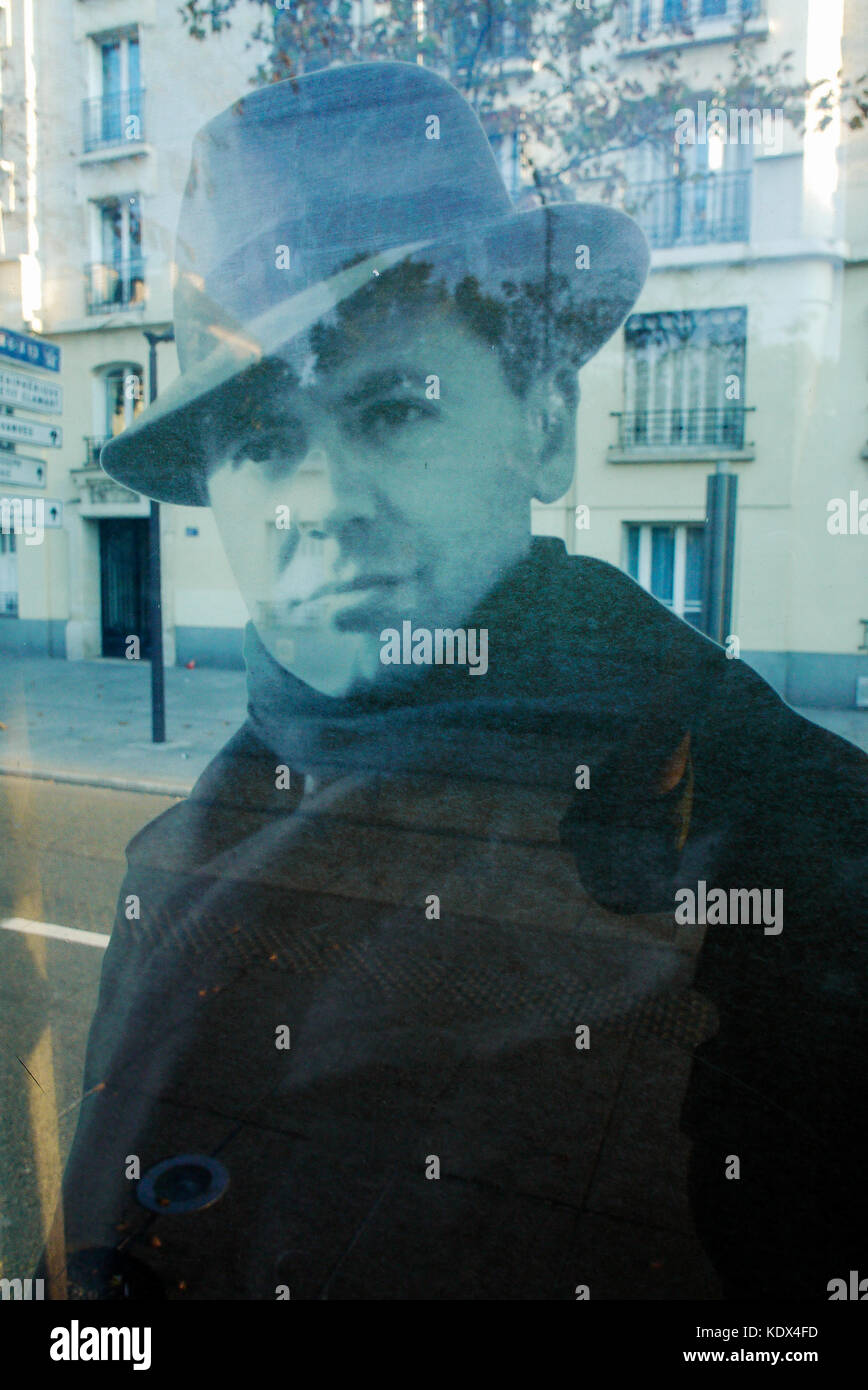 Un portrait de Jean Moulin, installé à la station de tramway t3, rend hommage à la résistance française, , Paris, France Banque D'Images