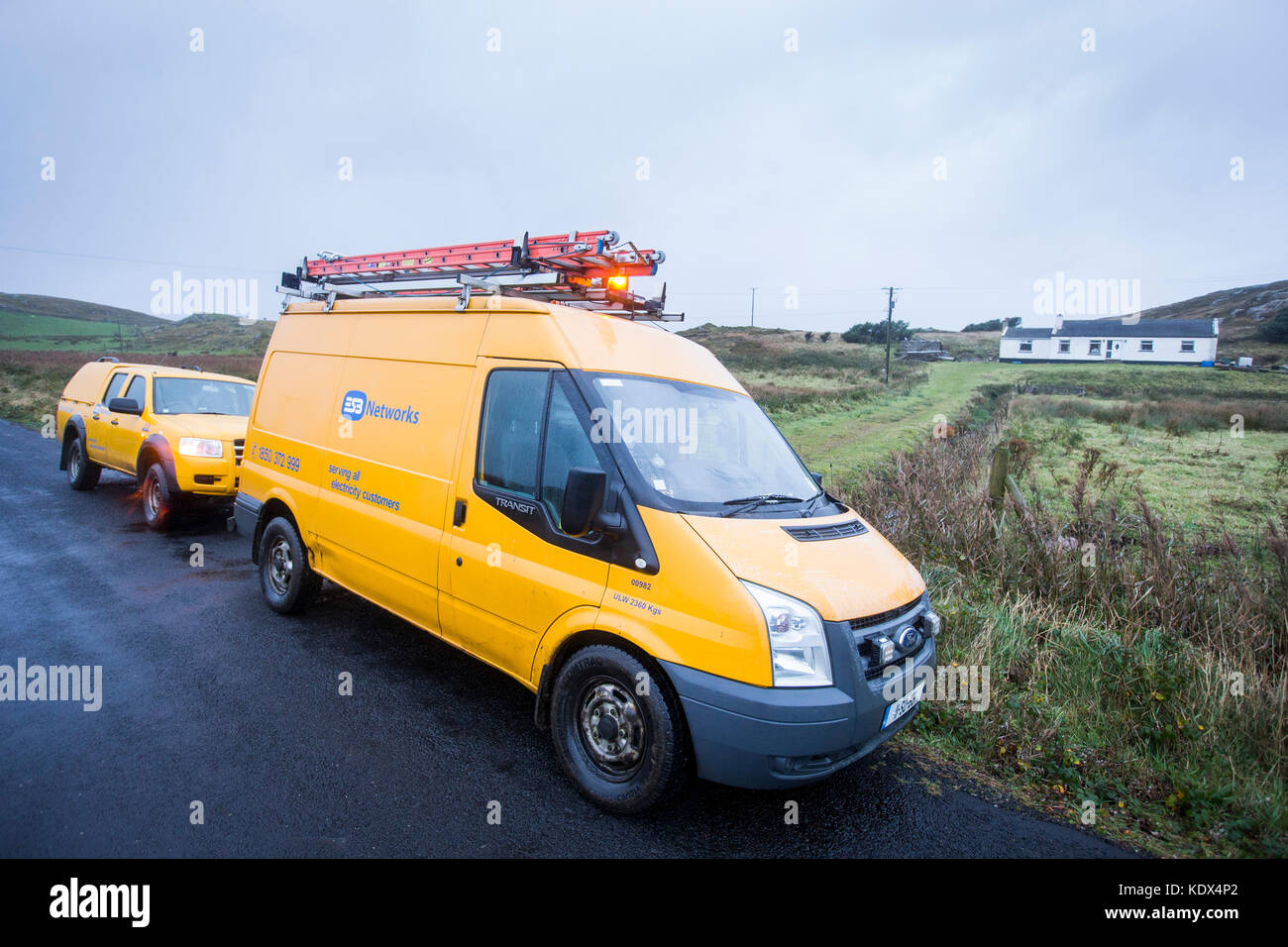 ESB Networks véhicules dans la région de Malin, au Co. Donegal, Irlande, alors que l'ouragan Ophelia frappe le Royaume-Uni et l'Irlande avec des rafales allant jusqu'à 80 km/h. Banque D'Images