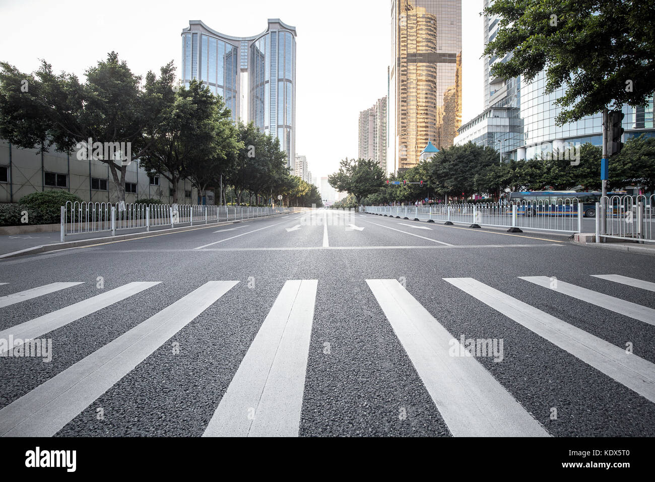 Route avec passage piétons dans la ville Banque D'Images