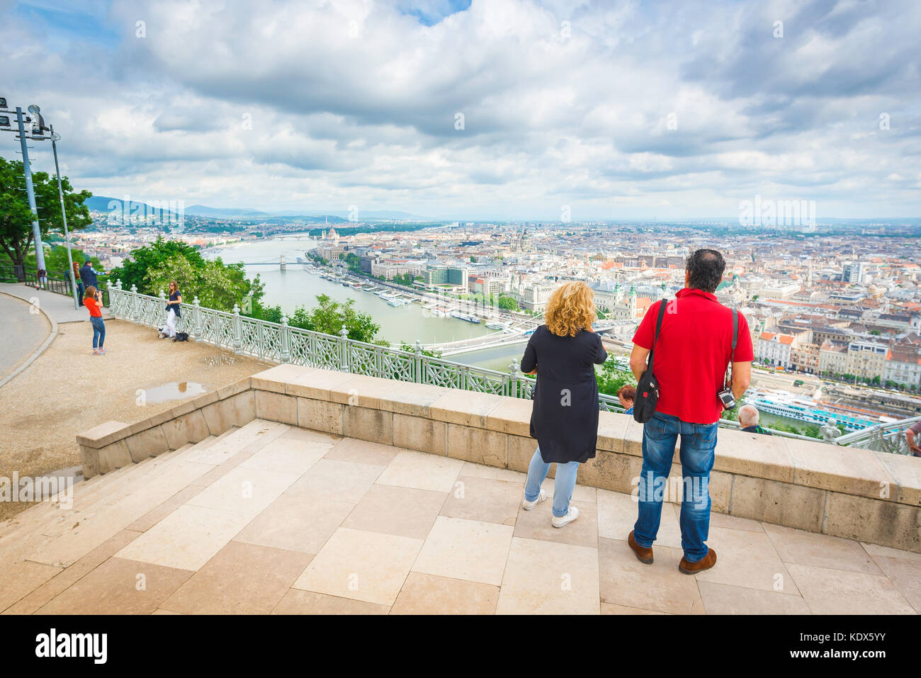 Les touristes, la ville de Budapest vue depuis les hauteurs de la Liberation Monument sur Gellert-Hegy hill vers le centre de Budapest, Hongrie. Banque D'Images