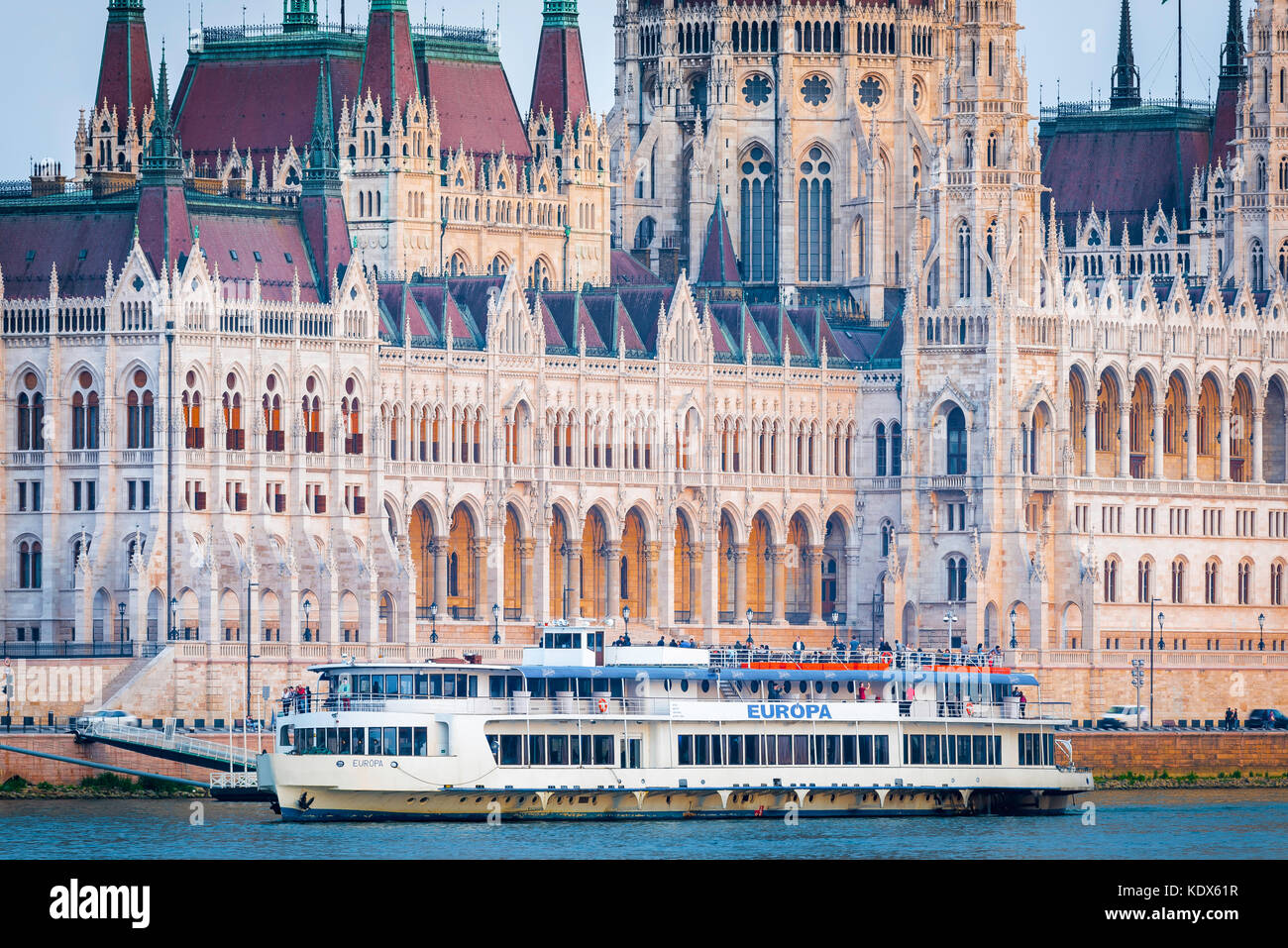 Croisière du Danube, vue d'un navire de croisière sur le Danube passé à l'édifice du parlement hongrois, Budapest. Banque D'Images