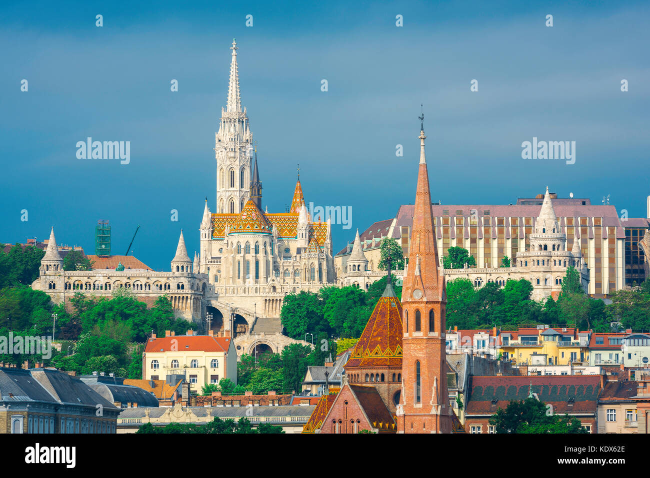 Budapest vue, vue sur le Bastion des Pêcheurs et l'Église Matyas sur la colline de Buda à l'ouest de la ville de Budapest, Hongrie Banque D'Images