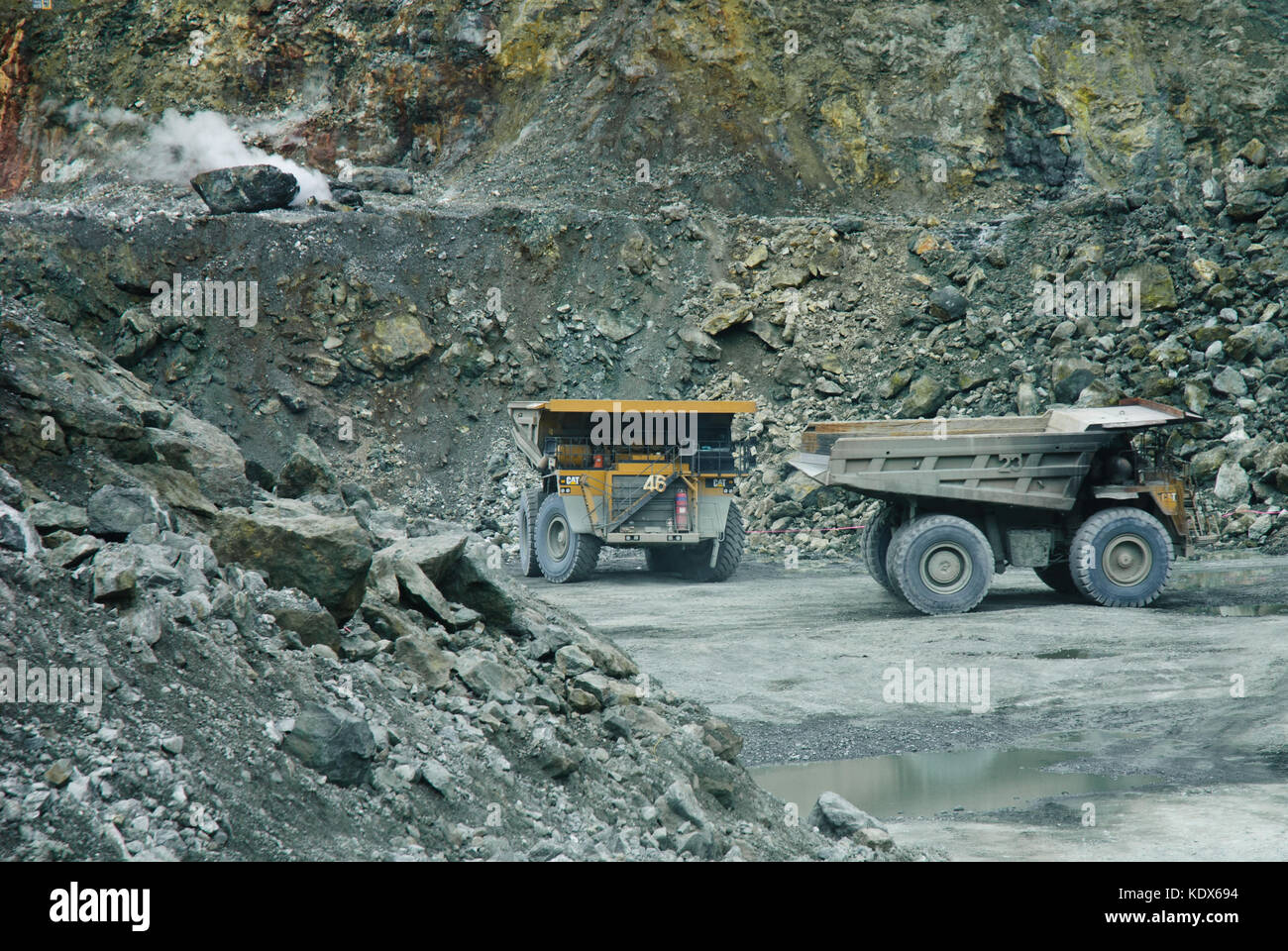 Les camions miniers en Papouasie Nouvelle Guinée gold mine Banque D'Images