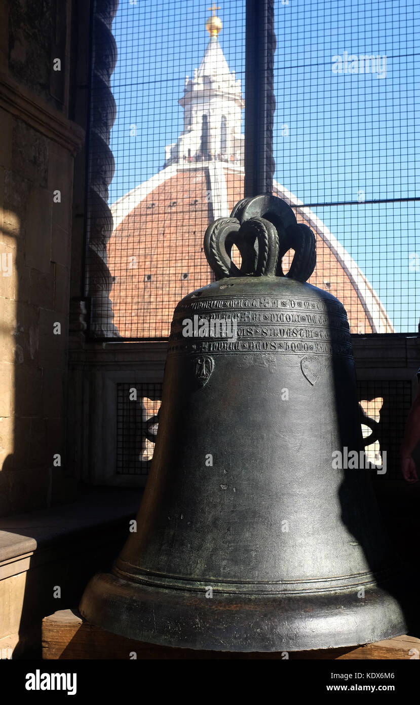 La vieille cloche dans le clocher de Giotto à côté de Florence, Italie. Banque D'Images