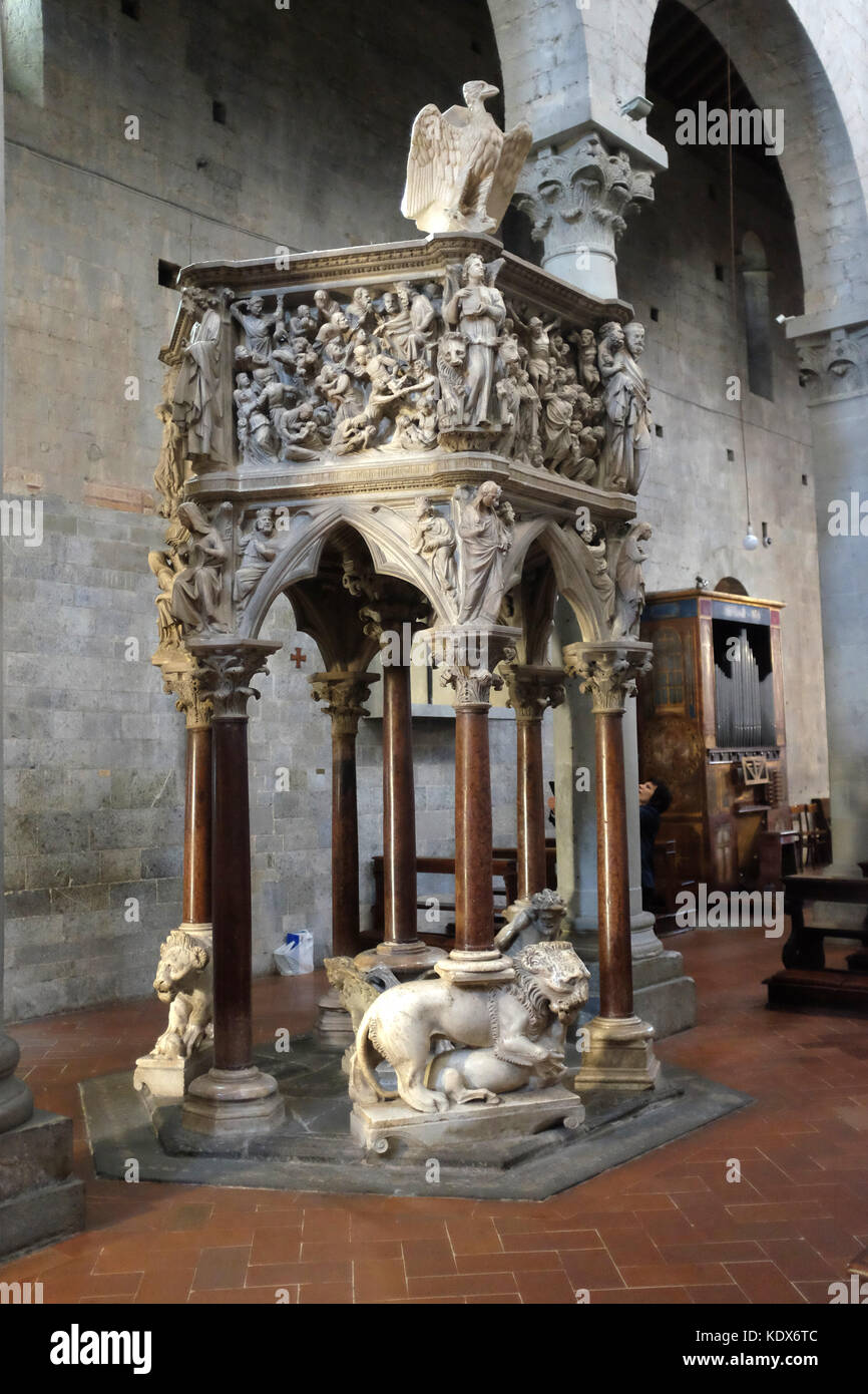 L'ancienne chaire de Saint Andrea de Pistoia, Italie faite par le sculpteur Giovanni Pisano. Banque D'Images