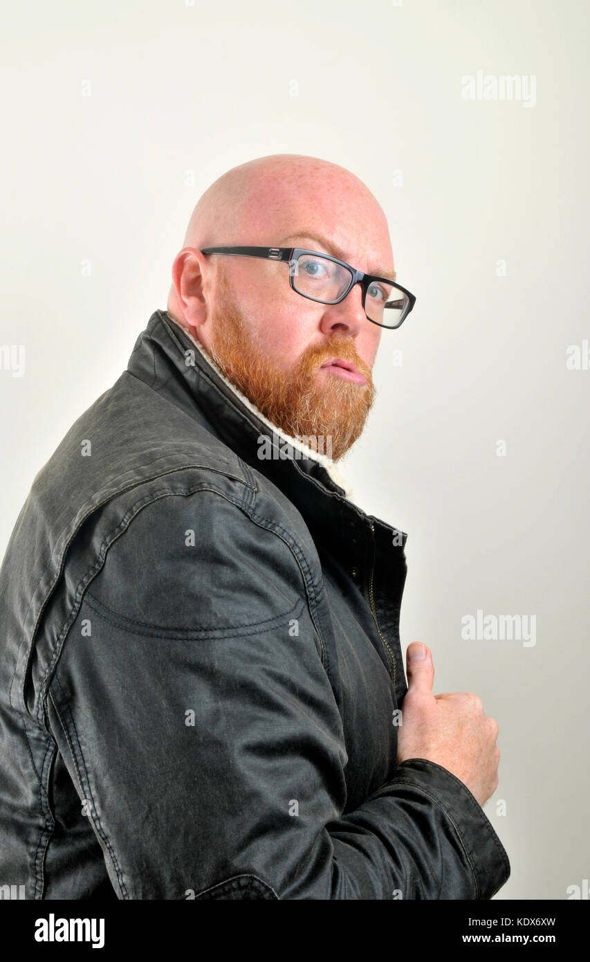 L'homme en manteau avec lunettes sur Banque D'Images