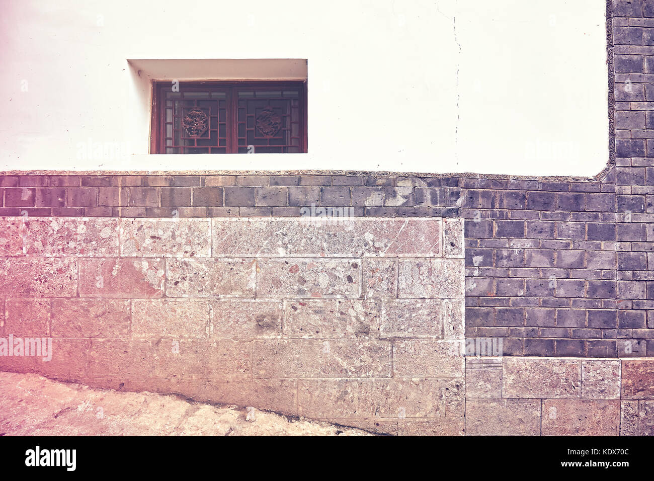 Vieux bâtiment mur avec fenêtre, harmonisation des couleurs appliquées. Banque D'Images