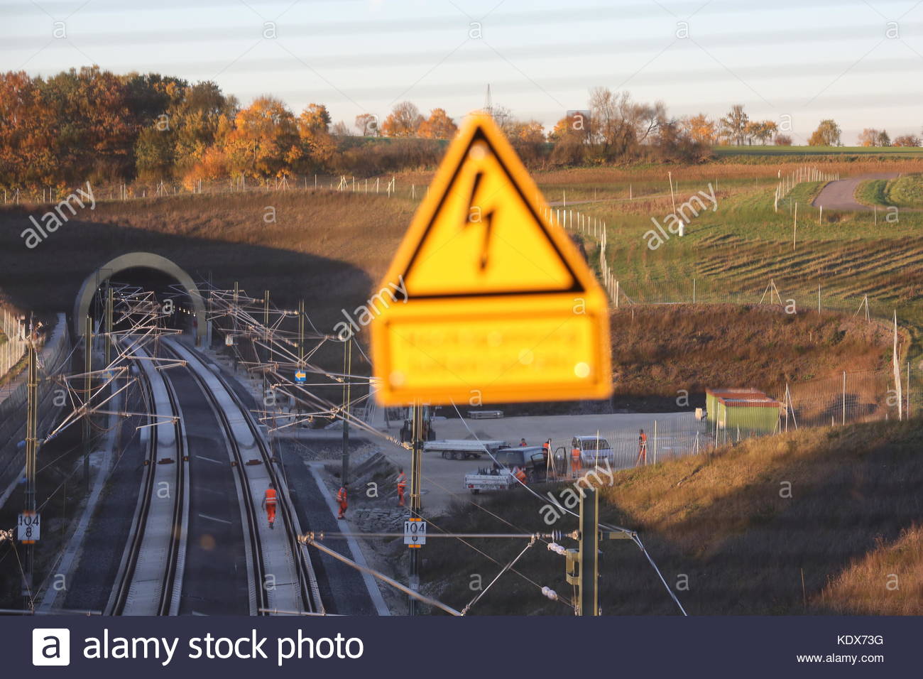 Une ligne électrique panneau d'avertissement sur un pont au-dessus de la nouvelle voie rapide entre Munich et Hambourg comme travailleurs de terminer la dernière partie du projet Banque D'Images