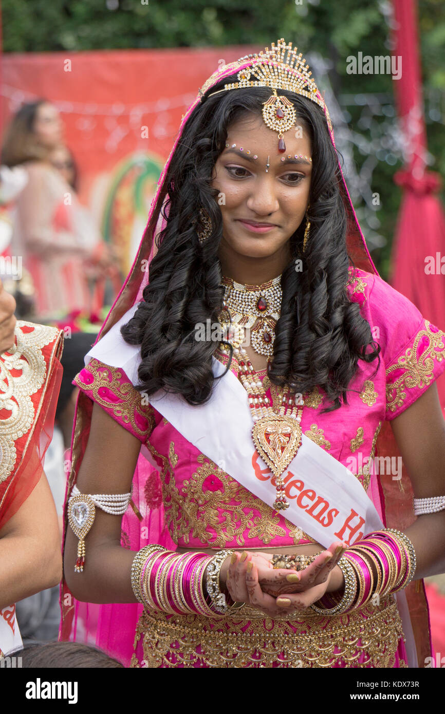 Portrait d'une belle adolescente guyanais au cortège Diwali à Richmond Hills, dans le Queens, New York Banque D'Images