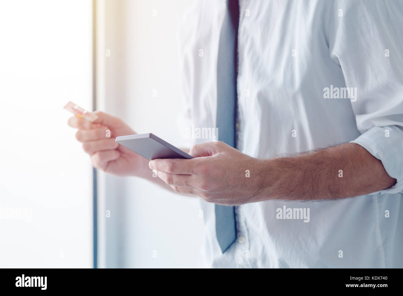 La banque électronique avec téléphone mobile. businessman holding smartphone et une carte de crédit, vérification de solde du compte bancaire, en utilisant l'application internet en ligne Banque D'Images