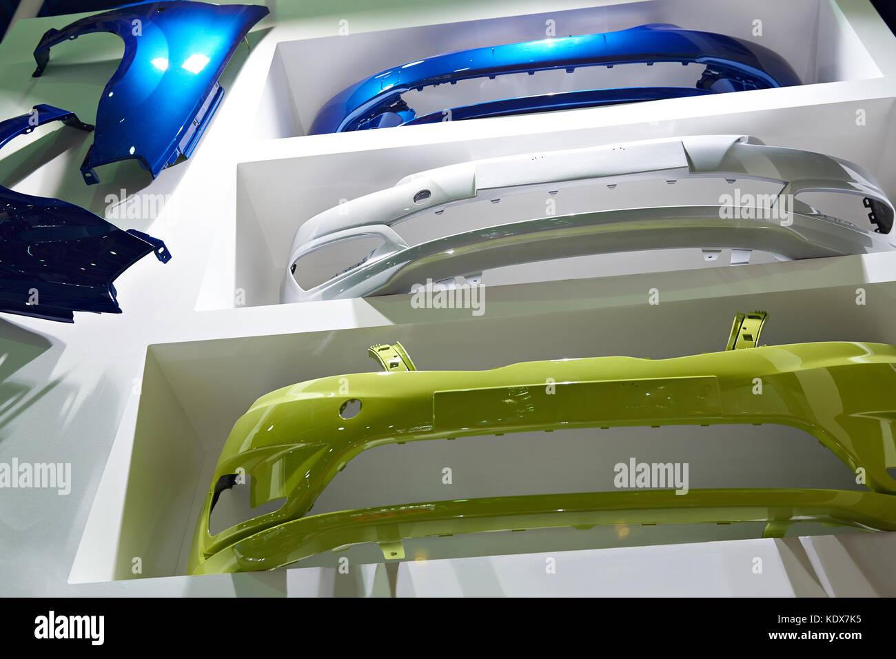 Pièces de carrosserie dans le magasin de pièces d'automobile Banque D'Images