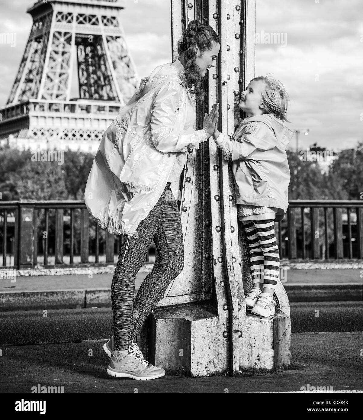 L'année fit & hip à paris. full length portrait of smiling mère en bonne santé et de l'enfant dans le sport vêtements de style sur pont de Bir-hakeim pont de paris h Banque D'Images