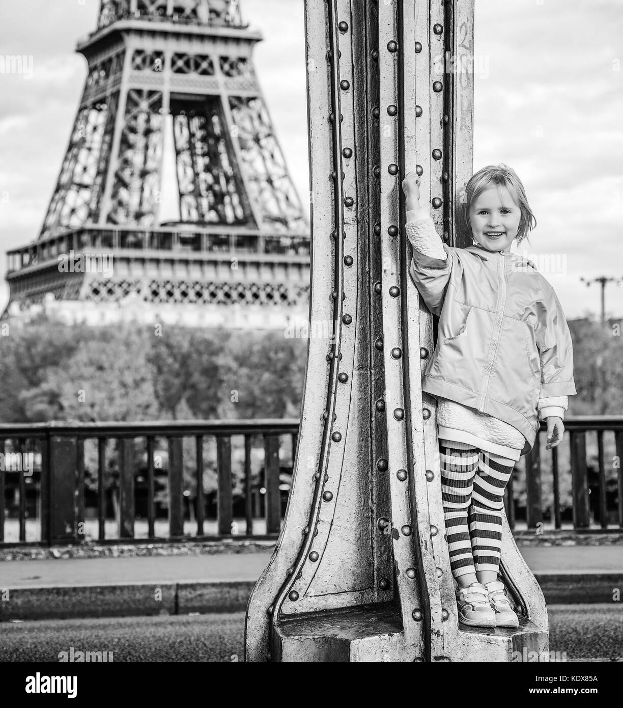 L'année fit & hip à paris. full length portrait of happy active dans le sport de l'enfant vêtements de style contre tour Eiffel à Paris Banque D'Images
