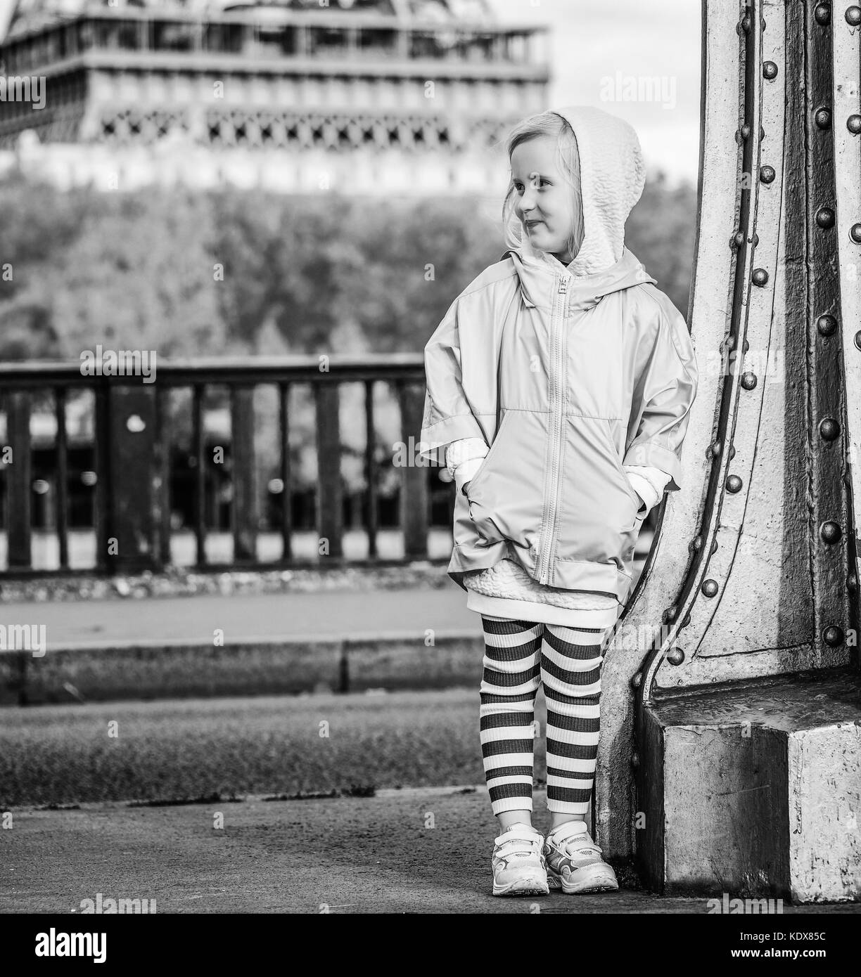 L'année fit & hip à paris. full length portrait of smiling enfant actif dans le sport vêtements de style sur pont de Bir-hakeim pont de paris à la recherche de côté Banque D'Images