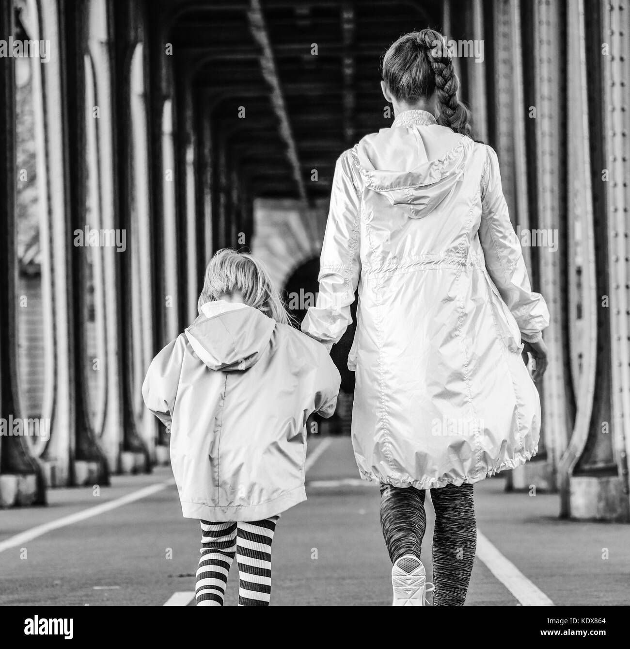 L'année fit & hip à paris. vu de derrière la mère et l'enfant en bonne santé dans le sport vêtements de style sur pont de Bir-hakeim pont de Paris à pied Banque D'Images
