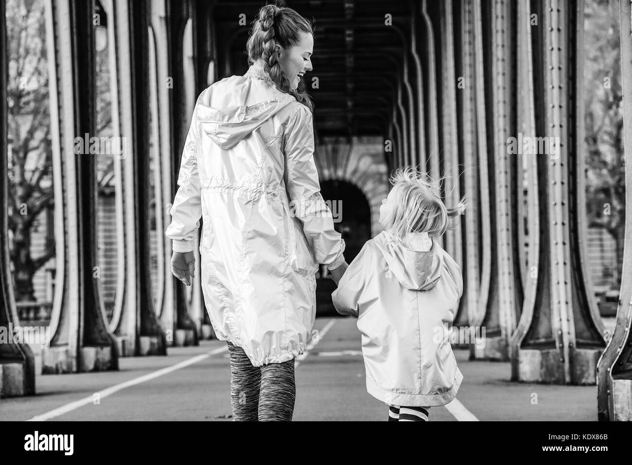 L'année fit & hip à paris. vu de dos active smiling mother and daughter in sport vêtements de style sur pont de Bir-hakeim pont de paris walkin Banque D'Images
