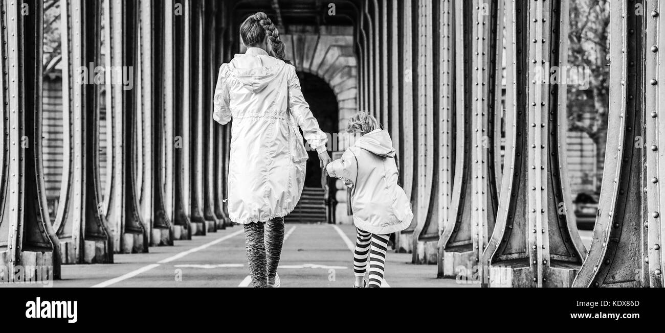 L'année fit & hip à paris. vu de dos à la santé de la mère et fille souriante dans le sport vêtements de style sur pont de Bir-hakeim pont de paris walki Banque D'Images