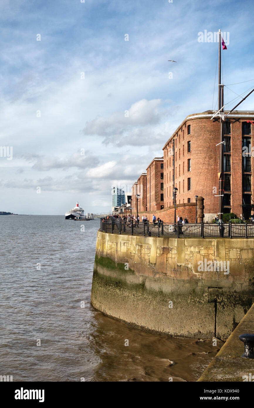 Liverpool, Royaume-Uni. Les Colonnades le long de la Mersey waterfront, entrepôts restaurés et transformés pour l'immeuble, la vente au détail et utilisation Banque D'Images