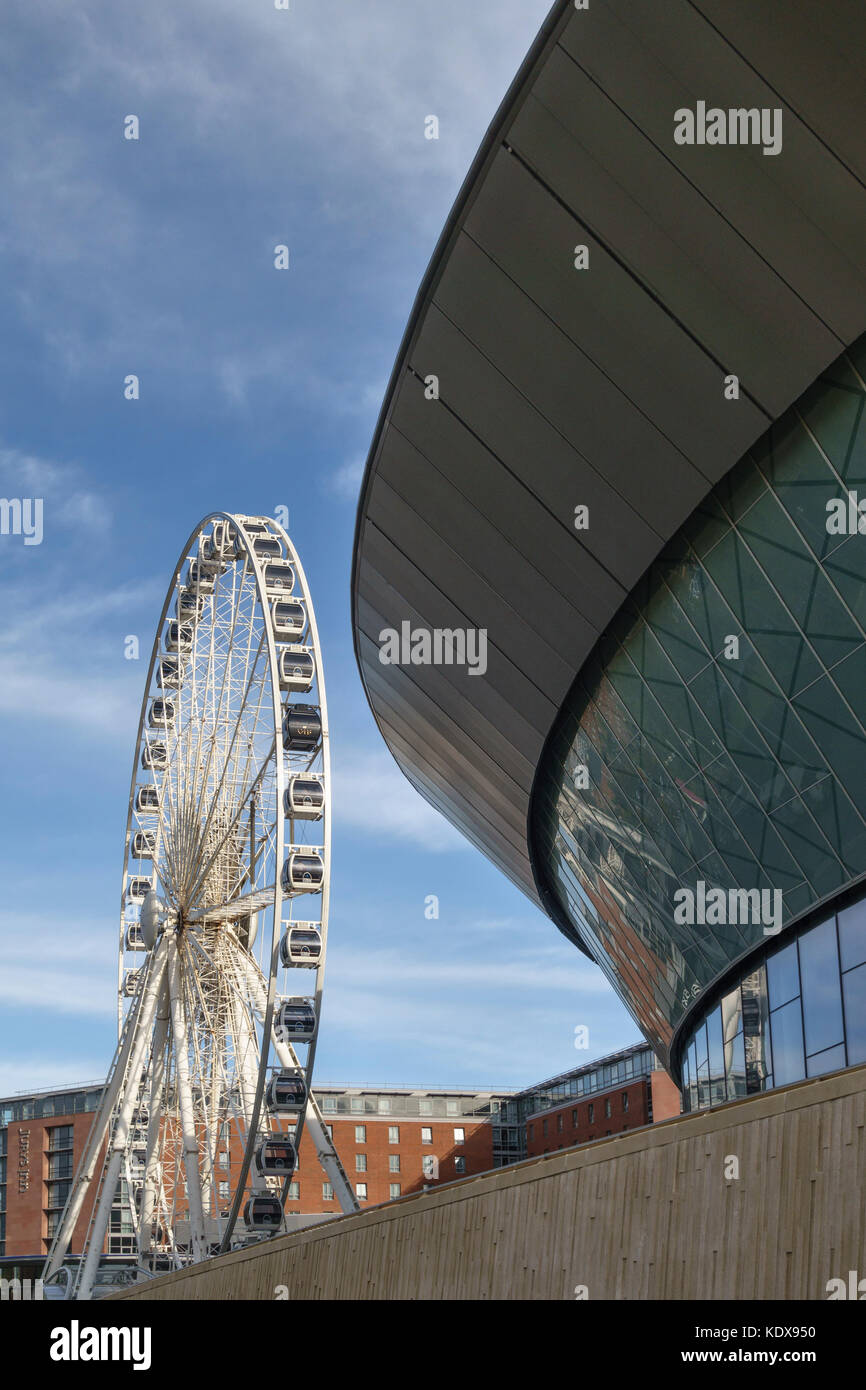 Liverpool, Royaume-Uni. La roue de Liverpool et de l'Echo Arena (2008), sur la rivière Mersey waterfront sur le site de l'ancien quai du roi Banque D'Images