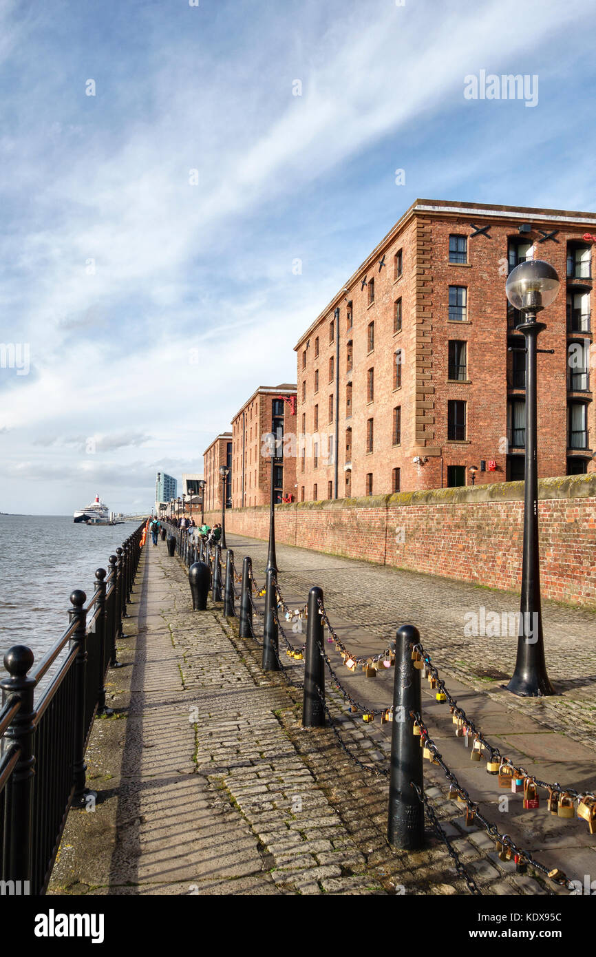 Liverpool, Royaume-Uni. Les Colonnades le long de la rivière Mersey, restaurée et aménagée au bord de l'entrepôts. 'Amour' cadenas attaché à la grille Banque D'Images