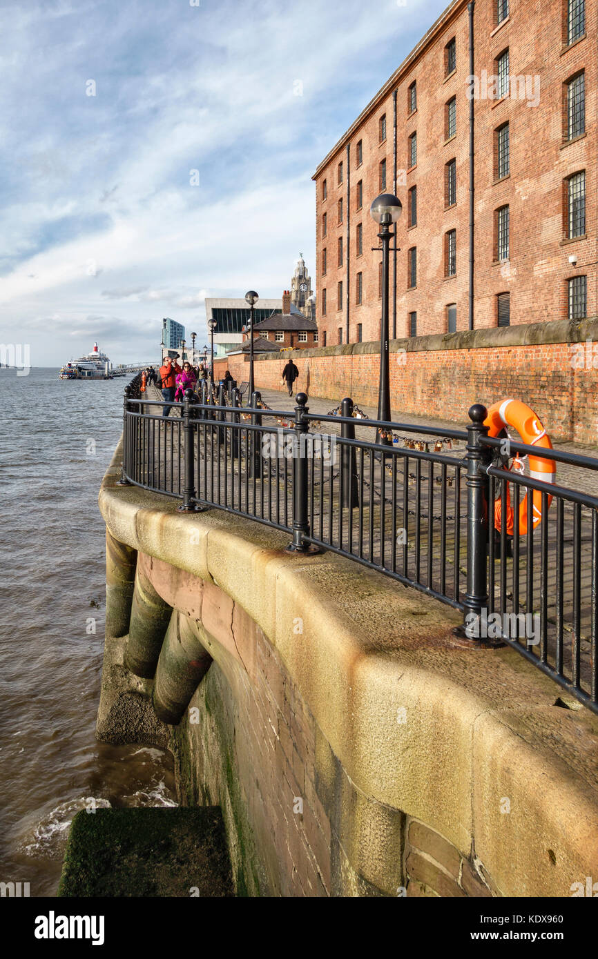 Liverpool, Royaume-Uni. Les Colonnades le long de la Mersey waterfront, entrepôts restaurés et transformés pour l'immeuble, la vente au détail et utilisation Banque D'Images
