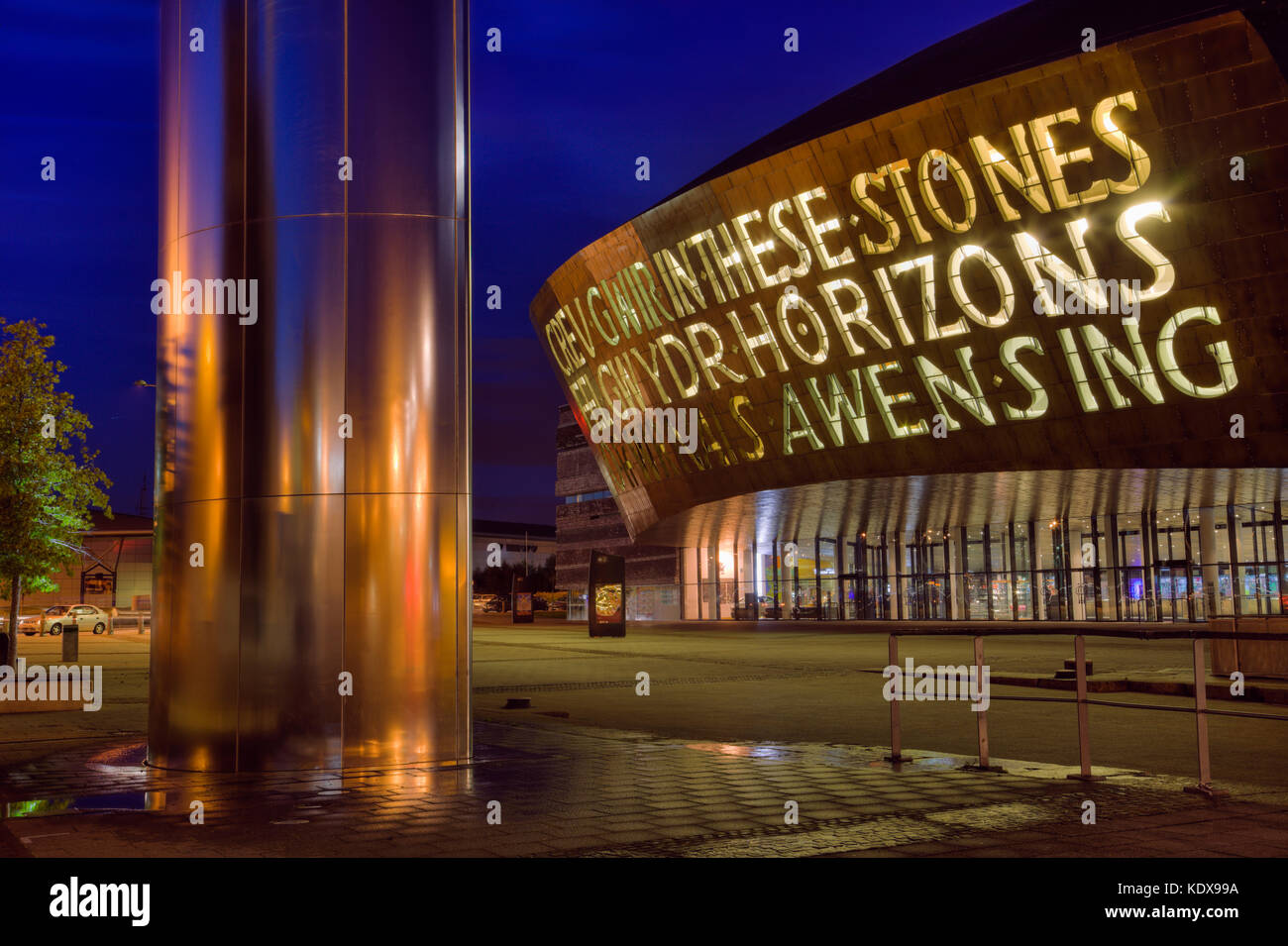 Le Cardiff Millennium Centre complexe artistique et tour de l'eau fontaine illuminée la nuit. La baie de Cardiff (Bae Caerdydd) Cardiff South Wales Royaume-uni Grande-Bretagne Banque D'Images