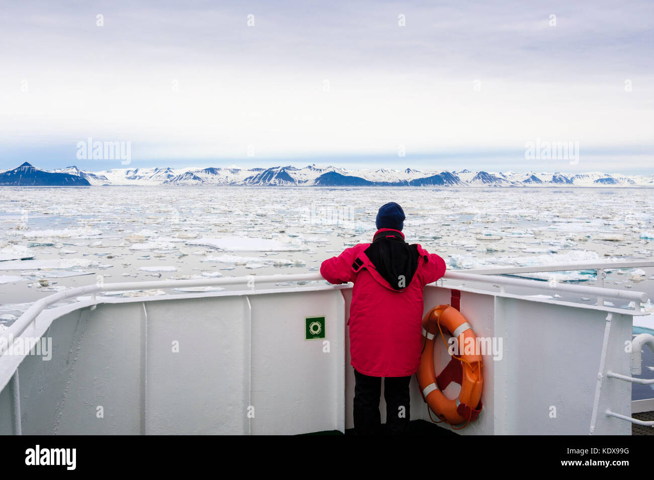 Un navire de croisière Bateau à passagers dans les eaux de l'Arctique à la glace en mer au large de la côte de l'île de Spitzberg, archipel du Svalbard, Norvège, Scandinavie Banque D'Images
