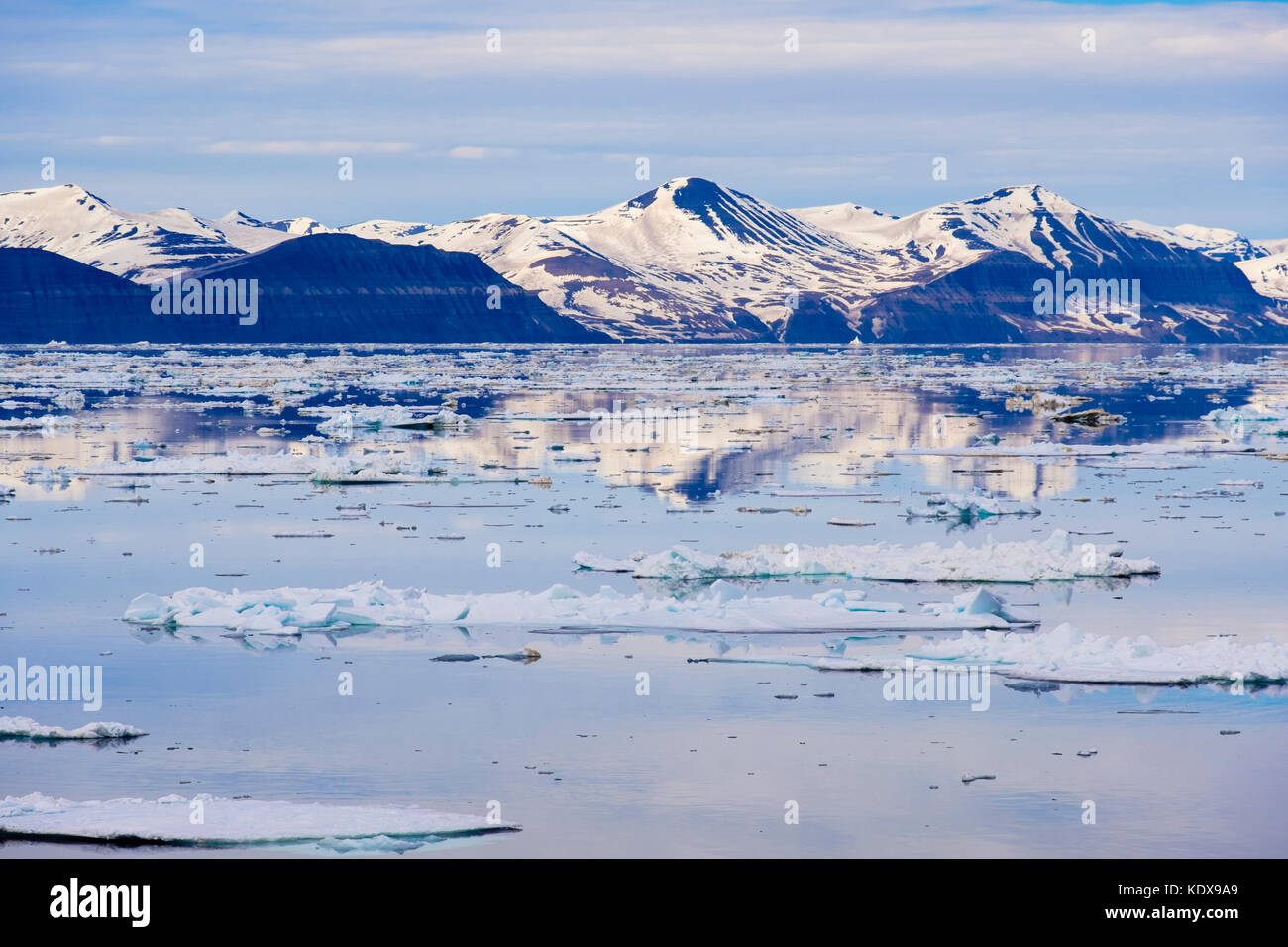 Vue sur la glace de mer au large de la montagne sur la côte est à 2 h en été arctique. (Storfjorden grand fjord), l'île de Spitsbergen, Svalbard, Norvège Banque D'Images