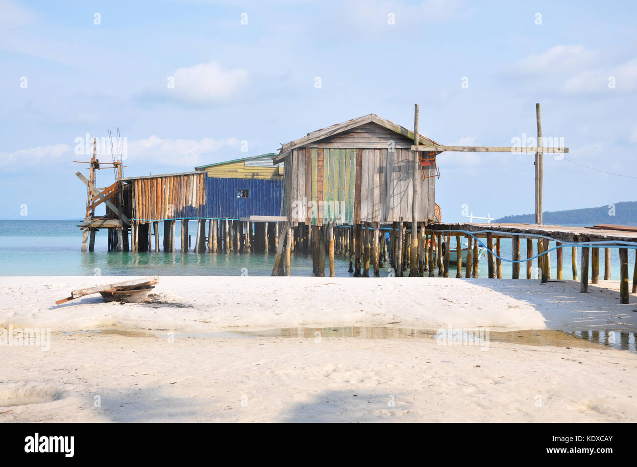 Boat House jetée sur l'île de Koh rong dans la baie de la Thaïlande au Cambodge Banque D'Images